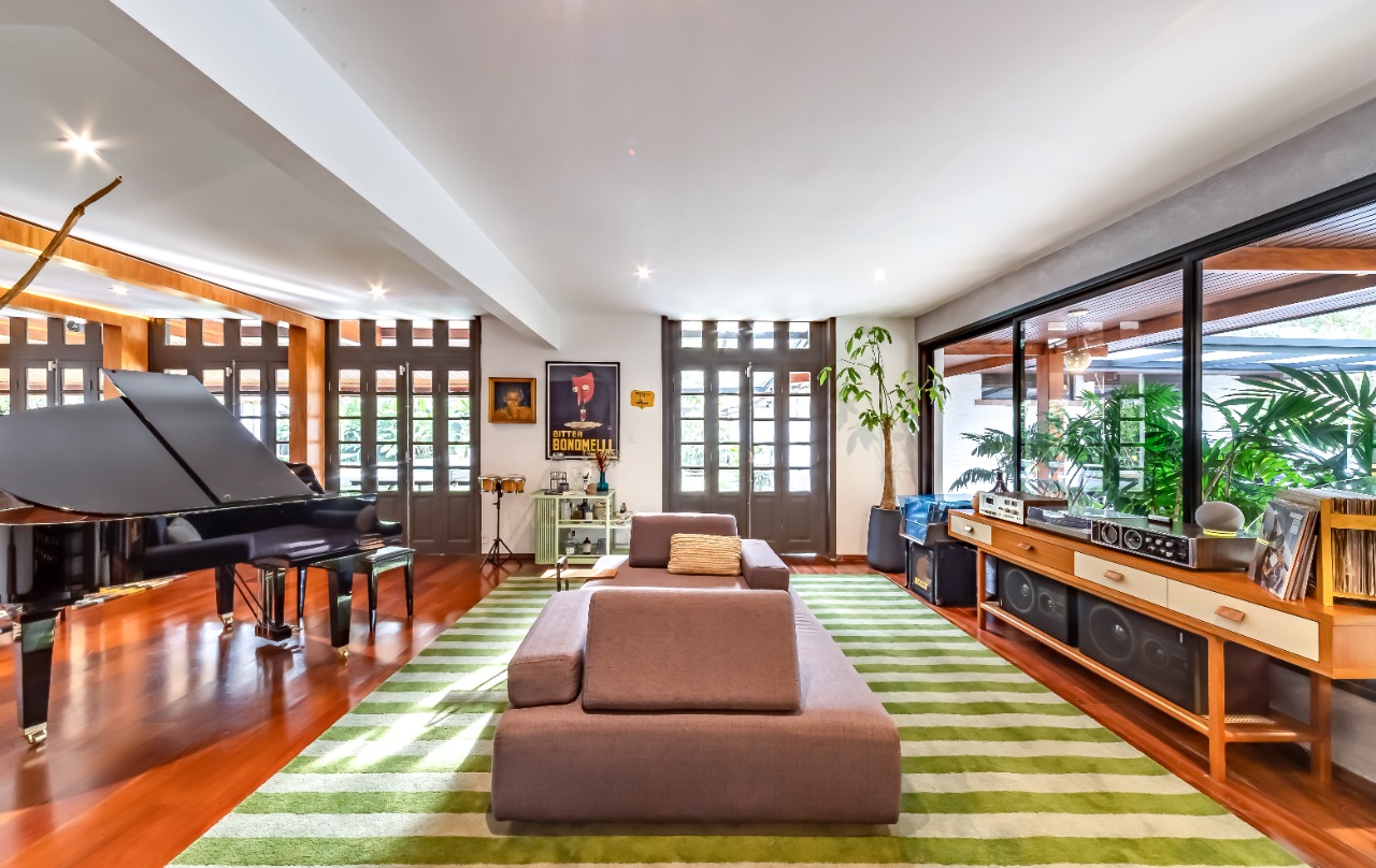 casa-em-alto-de-pinheiros-perfeita-para-relaxar-e-receber-amigos-com-terreno-generoso-e-muito-verde-18352-13