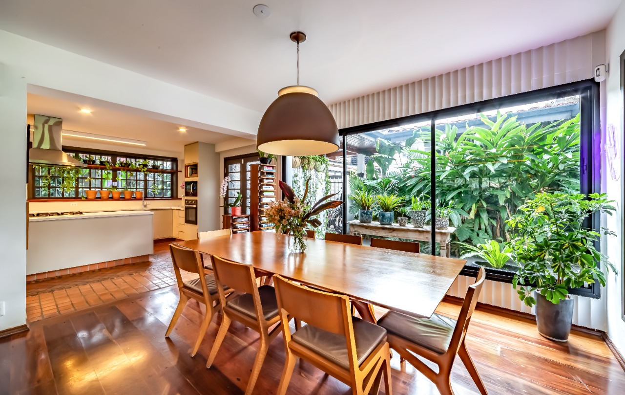 casa-em-alto-de-pinheiros-perfeita-para-relaxar-e-receber-amigos-com-terreno-generoso-e-muito-verde-18352-14