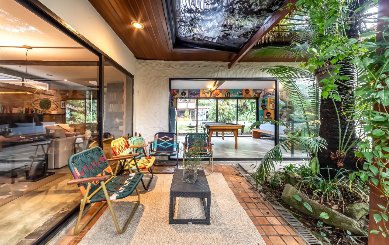 casa-em-alto-de-pinheiros-perfeita-para-relaxar-e-receber-amigos-com-terreno-generoso-e-muito-verde-18352-15