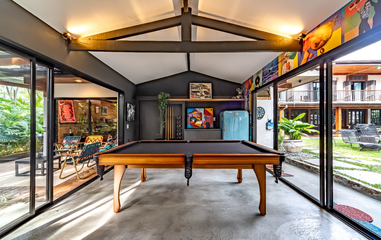 casa-em-alto-de-pinheiros-perfeita-para-relaxar-e-receber-amigos-com-terreno-generoso-e-muito-verde-18352-16