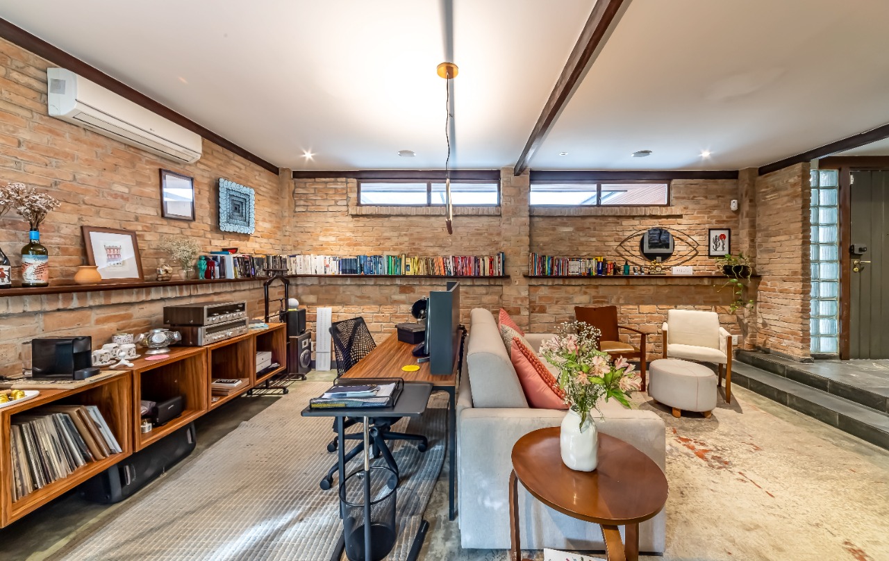 casa-em-alto-de-pinheiros-perfeita-para-relaxar-e-receber-amigos-com-terreno-generoso-e-muito-verde-18352-18