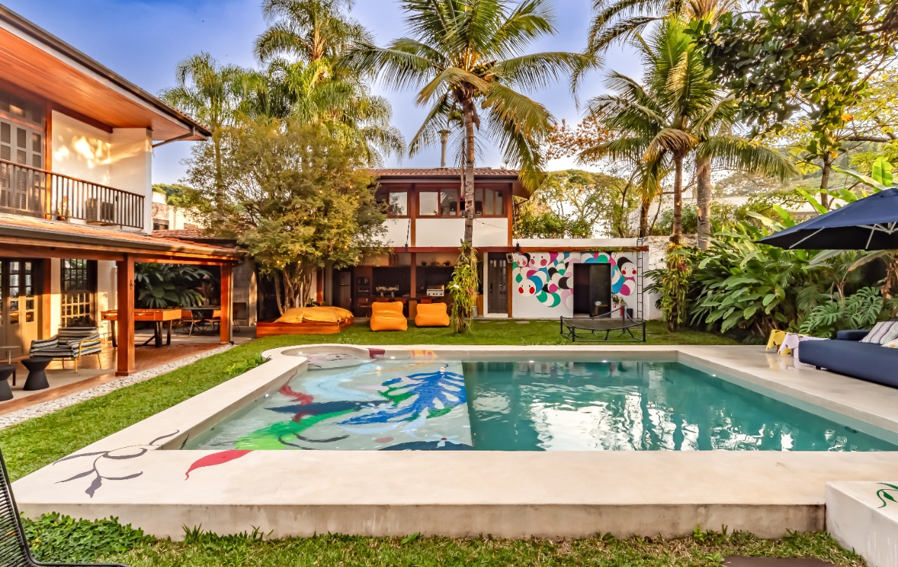 casa-em-alto-de-pinheiros-perfeita-para-relaxar-e-receber-amigos-com-terreno-generoso-e-muito-verde-18352-2