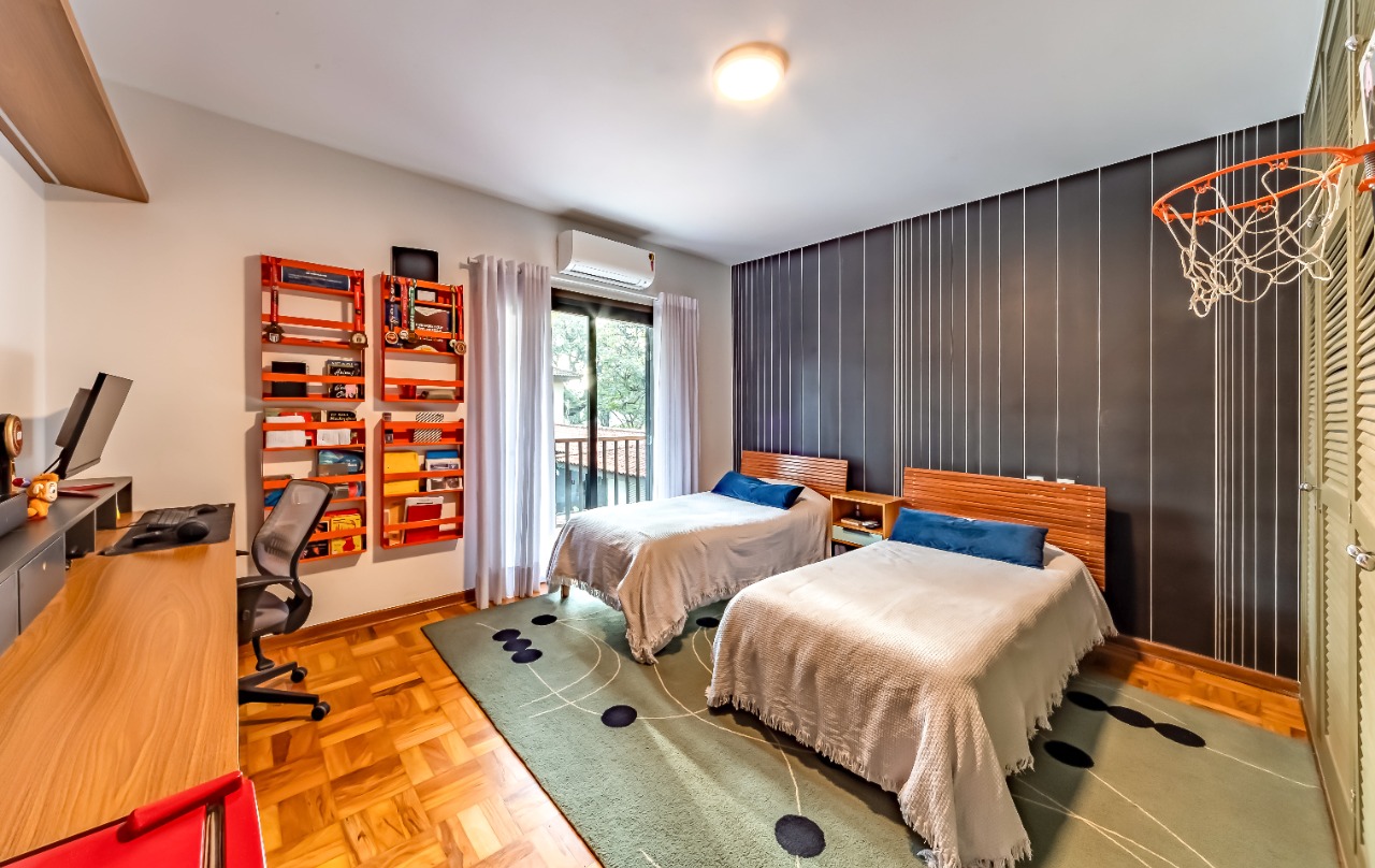 casa-em-alto-de-pinheiros-perfeita-para-relaxar-e-receber-amigos-com-terreno-generoso-e-muito-verde-18352-24