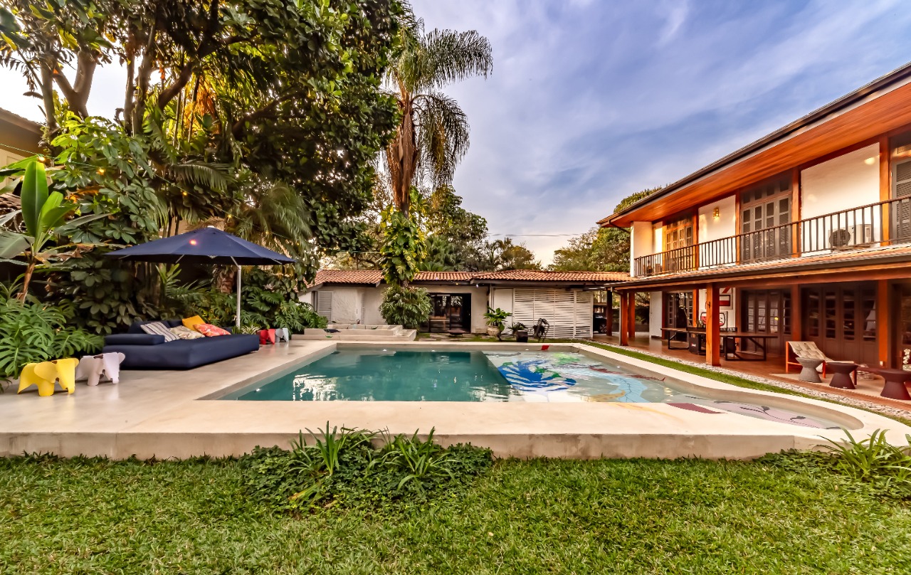 casa-em-alto-de-pinheiros-perfeita-para-relaxar-e-receber-amigos-com-terreno-generoso-e-muito-verde-18352-3