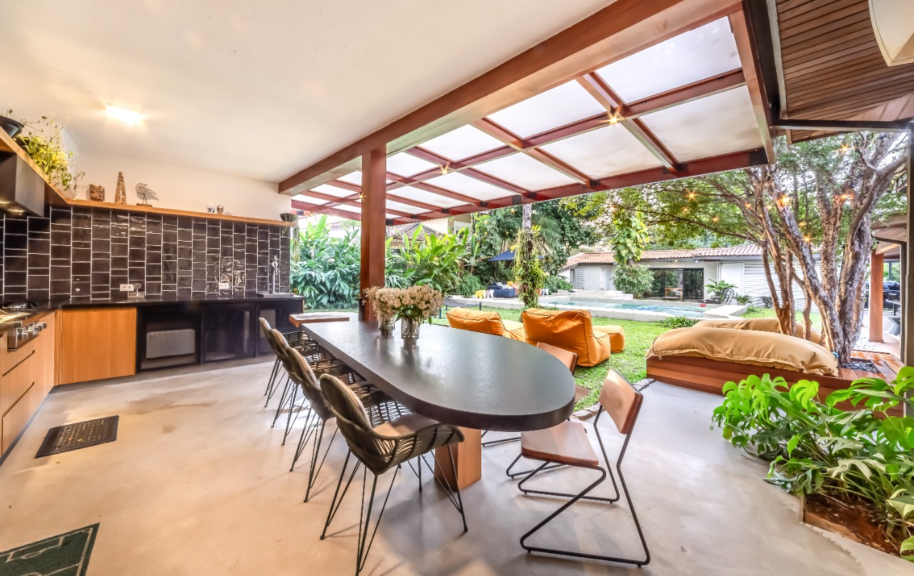 casa-em-alto-de-pinheiros-perfeita-para-relaxar-e-receber-amigos-com-terreno-generoso-e-muito-verde-18352-6